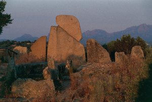 Italia, Sardegna, Arzachena, provincia di Olbia-Tempio, Tomba dei Giganti di Li Longhi, vista posteriore da Unbekannt Unbekannt