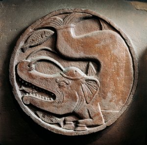 Medaglione con animale marino dalla testa di elefante che divora un pesce, rilievo dallo Stupa di Bharhut, monumento buddista, Madhya Pradesh, India, Civiltà Indiana, II secolo a.C.