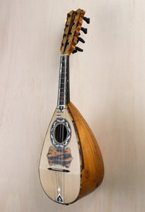 Mandolino napoletano, strumento musicale costruito nella bottega del liutaio Pasquale Scala a Praiano, Campania. Italia, XX secolo