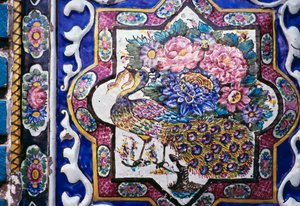 Pavone e fiori, decorazione di piastrelle policrome in Tekyeh Mo
