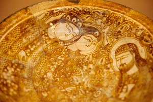 Piatto decorato con volti maschili e femminili, da Kashan, Iran da Unbekannt Unbekannt