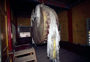 Ruota di preghiera nel monastero di Ganden Sumtseling a Shangri-La, noto anche come Zhongdian o Gyalthang, Yunnan, Cina