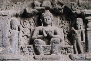 Rilievo raffigurante Buddha, grotte di Karla, Maharashtra, India, II secolo