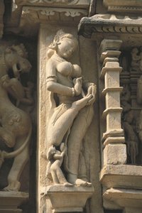 Rilievo raffigurante una Surasundari (bellezza celeste), tempio Parshvanatha, gruppo di monumenti di Khajuraho da Unbekannt Unbekannt