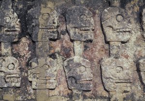 Rilievo raffigurante teschi umani, dettaglio del Tzompantli, o Muro dei Teschi, sito archeologico di Chichen Itza (Patrimonio dell