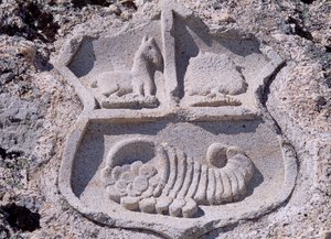 Castiglia e León, Mombeltrán, Castello dei Duchi di Albuquerque, Dettaglio architettonico con stemma