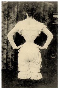 Donna che indossa un corsetto c.1865 (foto) da Unbekannt Unbekannt