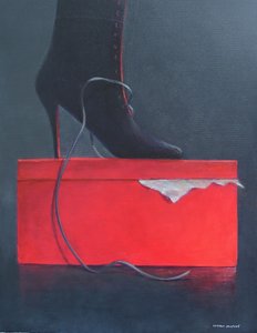 Stivale su una scatola rossa