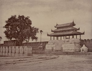 Amerapoora: Porta Ooh-nein della città da Linnaeus Tripe
