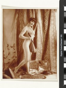 Nudo femminile in piedi