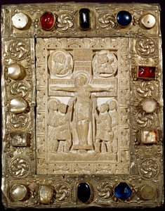 Archeologia del Medioevo. Arte barbarica della Lombardia: la pace del Duca Orso. La parte in avorio rappresenta Cristo crocifisso circondato dalla Vergine, San Longino il Centurione e San Giovanni. Arte longobarda del 9° secolo