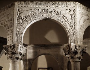 Arte longobarda, Rinascenza di Liutprando: dettaglio di arco decorato con rilievi, 730-740, Cividale del Friuli, Museo Cristiano, battistero di San Callisto