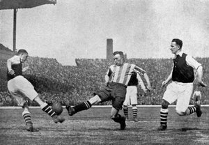 Azione da una partita di calcio Arsenal v Sheffield United, c1927-1937