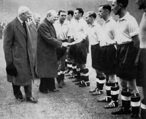 Winston Churchill saluta la squadra di calcio dell