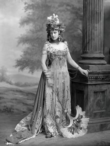 Mrs Algernon Bourke 1870-1967, nata Guendoline Irene Emily Sloane-Stanley..., 1897 da London . Photo studio Lafayette