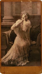 Ritratto di Sarah Bernhardt, 1906 da London . Photo studio W. and