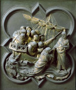 Porta Nord (chiamata Porta della Croce, a Nord), dettaglio esterno: Cristo cammina sull