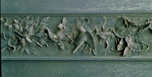 Cornice scolpita, dettaglio del portale nord. Basso rilievo in bronzo