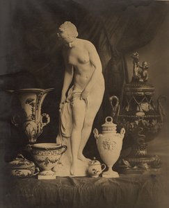 Natura morta con statuetta e vasi da Louis-Rémy Robert