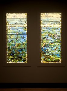 Finestra con Stella Marina ("Primavera") e Finestra con Anemone di Mare ("Estate") da Louis Comfort Tiffany