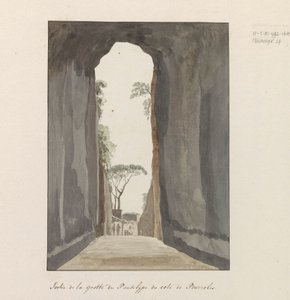 Uscita della grotta Crypta Neapolitana (o Grotta di Posillipo) sulla costa di Pozzuoli