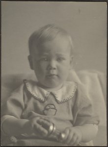 Bambino con sonaglio d