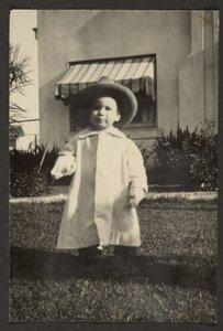[Bambino con cappello grande]