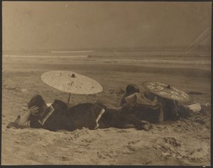 [Scena di spiaggia con ombrelli di carta]