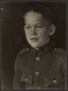 [Ragazzo vestito in uniforme] da Louis Fleckenstein