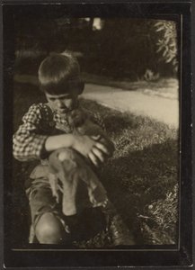 [Ragazzo che tiene in mano un piccolo animale]
