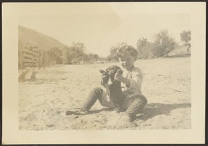 [Ragazzo e cane sulla spiaggia] da Louis Fleckenstein