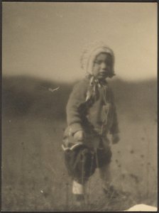 [Bambino che indossa un cappellino nel campo] da Louis Fleckenstein