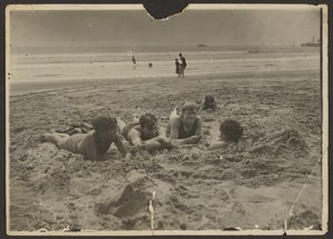[Bambini che si sdraiano sulla sabbia della spiaggia] da Louis Fleckenstein