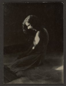 [Danzatrice inginocchiata nell