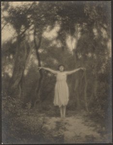 [Danzatrice in giardino]