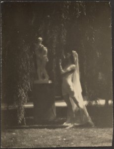 Ballerina in giardino
