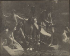 [Ballerini in posa ai bordi di uno stagno].