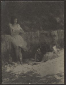 [Danzatrici in giardino, a riposo] da Louis Fleckenstein