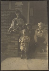 [Ritratto di famiglia fuori casa] da Louis Fleckenstein