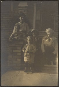 [Ritratto di famiglia fuori casa] da Louis Fleckenstein