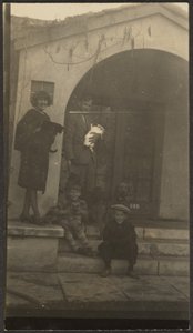 [Famiglia davanti allo studio Fleckenstein di Long Beach]. da Louis Fleckenstein