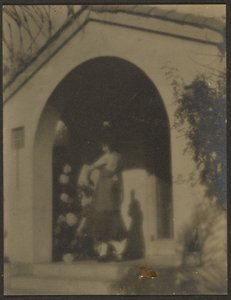 [Ballerina davanti alla casa] da Louis Fleckenstein