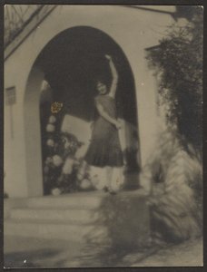 [Ballerina davanti alla casa] da Louis Fleckenstein