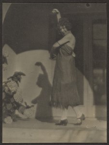 [Ballerina davanti alla casa]
