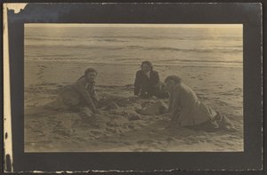 [Figure sedute sulla spiaggia] da Louis Fleckenstein