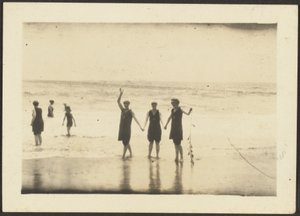[Figure in costume da bagno in spiaggia] da Louis Fleckenstein