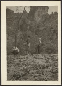 [Figure in un paesaggio montano]