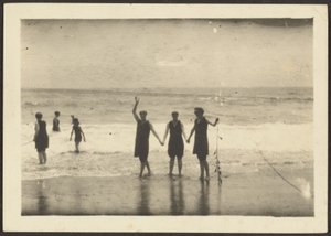 [Figure su una spiaggia con in mano un