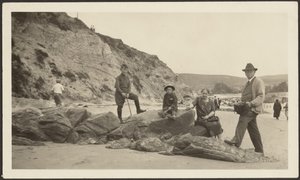 [Fleckenstein con la macchina fotografica e la famiglia in spiaggia]. da Louis Fleckenstein