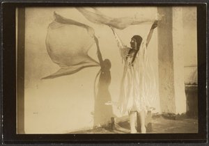 [Firenze che balla in costume nativo americano] da Louis Fleckenstein